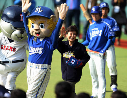 韓國總統朴槿惠去開球　身邊的吉祥物竟然暗藏玄機？！
