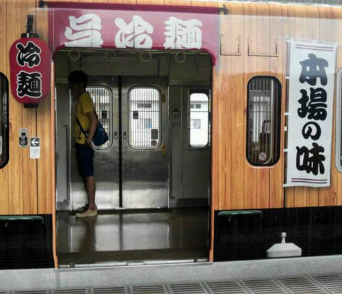 讓人超錯亂的《日本電車廣告》 說好的涼麵在哪裡(堅持) 讓人超錯亂的《日本電車廣告》 說好的涼麵在哪裡(堅持)