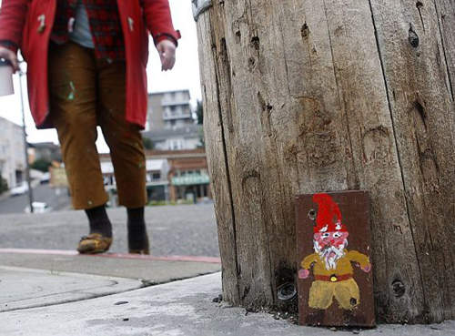 《電線杆小矮人》低頭看看～搞不好你腳邊也有一隻（指）