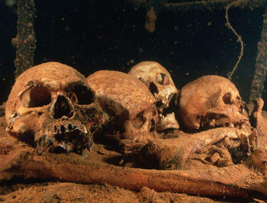 《海底廢墟》太平洋下沉睡70年的二戰遺跡 《海底廢墟》太平洋下沉睡70年的二戰遺跡