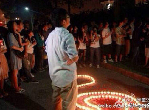 上海「不動然潑」事件 搞浪漫表白是不一定會成功的...... 上海「不動然潑」事件 搞浪漫表白是不一定會成功的......