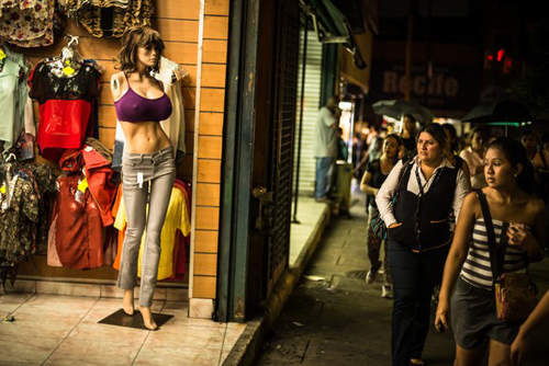 委內瑞拉《大奶假人》胸部不夠大還不能穿喔...