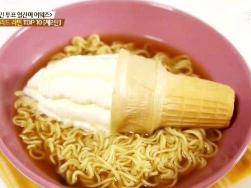 《泡麵+冰淇淋》吃法　原來還可以加光明燈喔～（誤）
