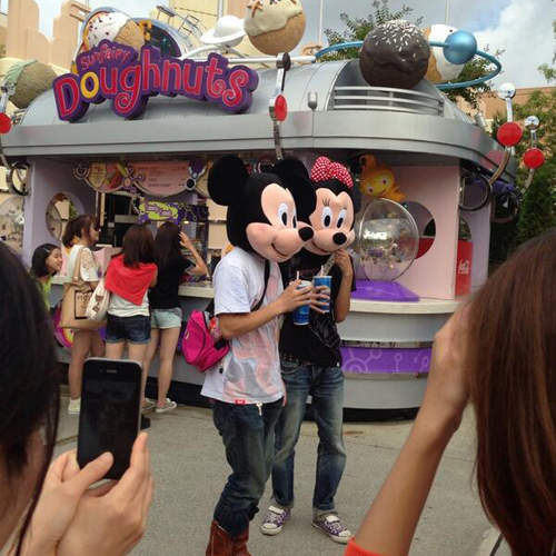 米奇米妮現身大阪環球影城　這...是想來嗆聲嗎？（誤）