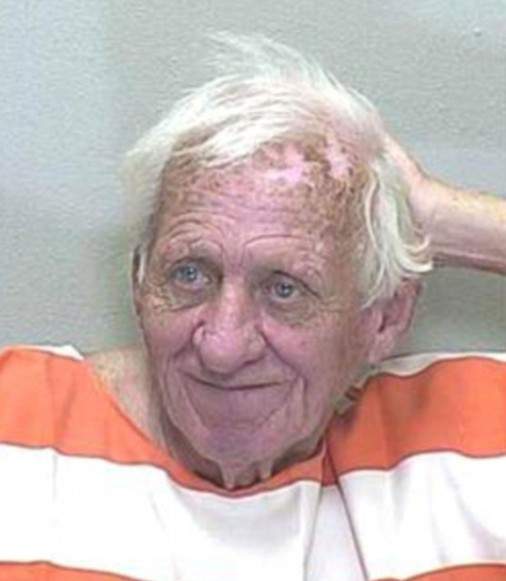 搞怪《犯人檔案照》怎麼覺得拍檔案照好像很有趣的樣子XDD