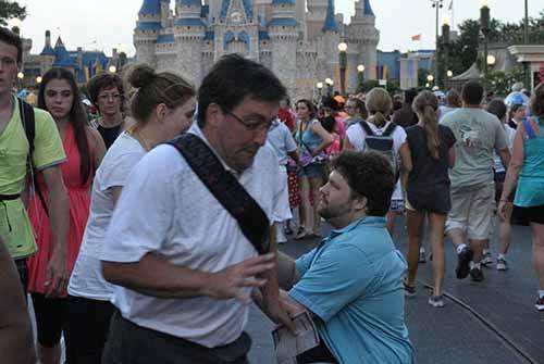 走開！《擋路的人》怎麼到哪裡都看得他啊=_=？