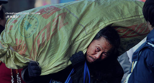 《春運的眼神》回家之路真是太辛苦了T^T 《春運的眼神》回家之路真是太辛苦了T^T