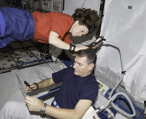 外太空沙龍　宇宙中怎麼剪頭髮以及維持個人衛生呢？