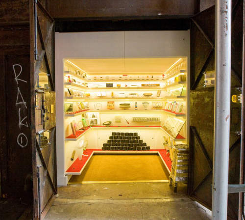 貨梯裡的博物館 可惜就差沒電梯小姐了(大誤) 貨梯裡的博物館 可惜就差沒電梯小姐了(大誤)