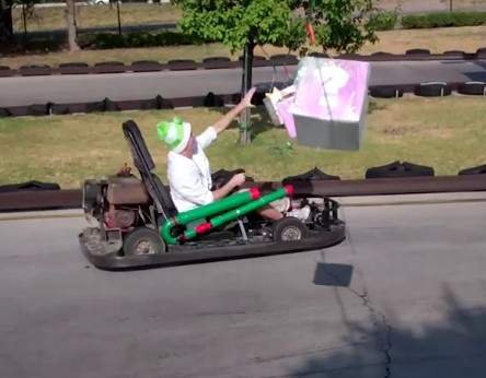 《高科技真實版瑪莉歐賽車》真的會滑一蕉～