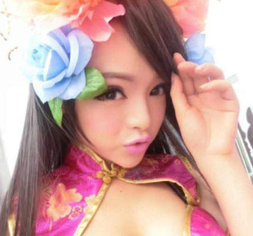 李玲(歪歪) 當年的駝蹄雅典娜這回又有新裝扮問世?  李玲(歪歪) 當年的駝蹄雅典娜這回又有新裝扮問世?