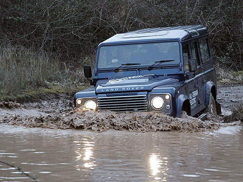 電動版《Land Rover Defender》這樣開下水真的沒問題嗎? 電動版《Land Rover Defender》這樣開下水真的沒問題嗎?
