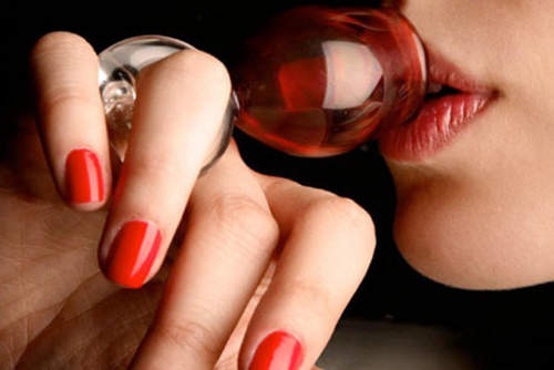 《魔界指環杯》喝蕃茄汁也超高雅有氣質 《魔界指環杯》喝蕃茄汁也超高雅有氣質