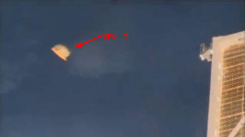 NASA太空人意外拍到幽浮(？) 但怎麼看都像是....www