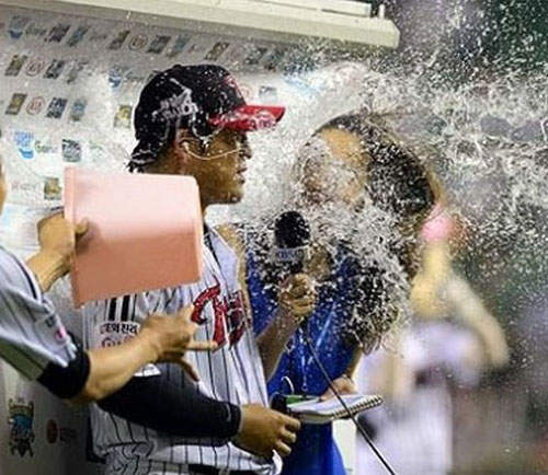 女主播《濕身秀》選手一定跟她有仇?! 女主播《濕身秀》選手一定跟她有仇?!