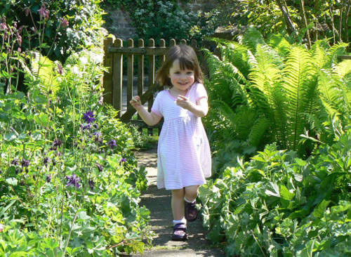 Iris Grace 3歲女孩《自閉症小孩的藝術畫》 Iris Grace 3歲女孩《自閉症小孩的藝術畫》