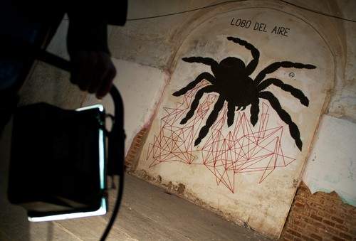 《毛線街頭藝術》噗嘶～蜘蛛人到此一遊？