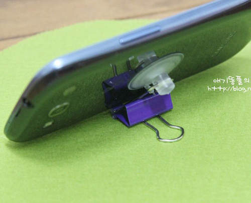 簡易製作手機座 原來周遭有這麼多東西可以應用...XD 簡易製作手機座 原來周遭有這麼多東西可以應用...XD
