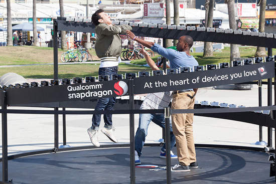 HTC One的《3D環繞拍攝》根本上演駭客任務