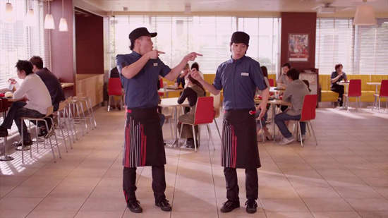 《日本麥當勞招募廣告》那兩個人不要再亂了~ 《日本麥當勞招募廣告》那兩個人不要再亂了~