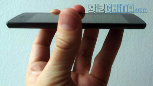 史上最薄5.6mm菜刀手機即將問世 夏天拿來切西瓜剛剛好~(誤) 史上最薄5.6mm菜刀手機即將問世 夏天拿來切西瓜剛剛好~(誤)