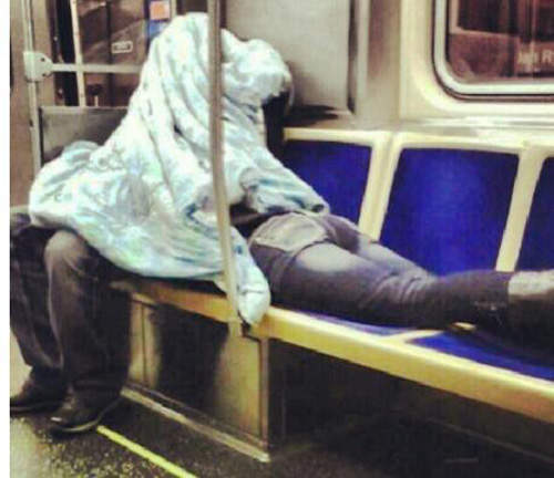 紐約《地鐵亂象》藍色棉被底下是在......? 紐約《地鐵亂象》藍色棉被底下是在......?