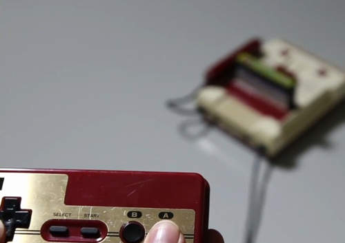 神改造《遙控紅白機》A鍵按下去就會跑ε=┌(;゚д゚)┘ 神改造《遙控紅白機》A鍵按下去就會跑ε=┌(;゚д゚)┘