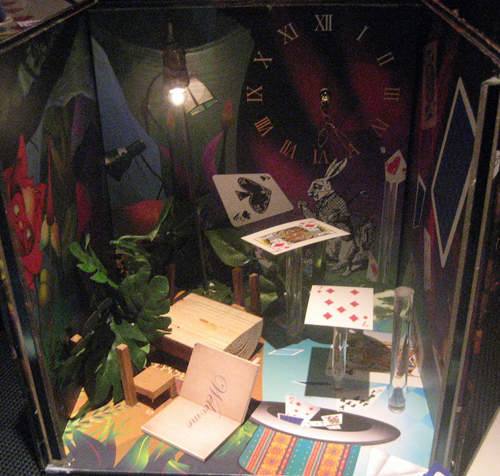 《大人的愛麗絲夢遊仙境》迷宮國的愛麗絲 《大人的愛麗絲夢遊仙境》迷宮國的愛麗絲