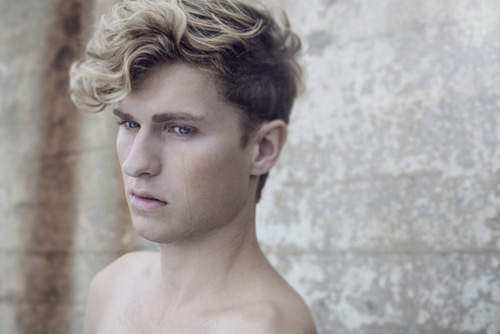 《男性之美》攝影集　男人流淚也很美T^T