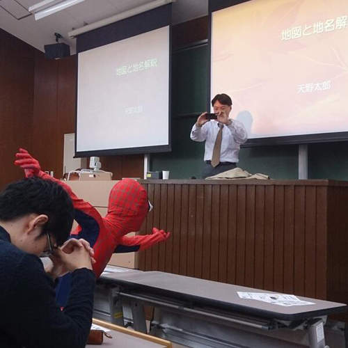 蜘蛛人現身課堂 連老師都忍不住拍拍( 艸`*) 蜘蛛人現身課堂 連老師都忍不住拍拍( 艸`*)