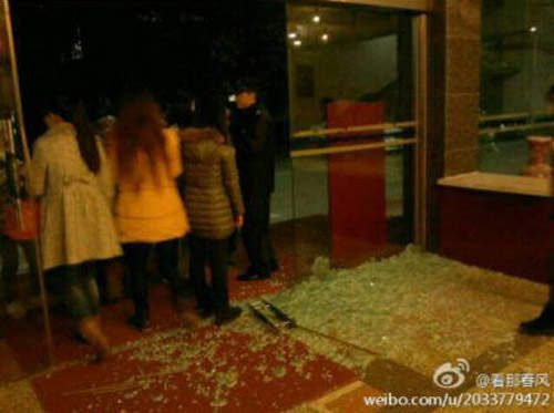 「學霸擠破玻璃門」想讀書也請乖乖排隊唷...... 「學霸擠破玻璃門」想讀書也請乖乖排隊唷......