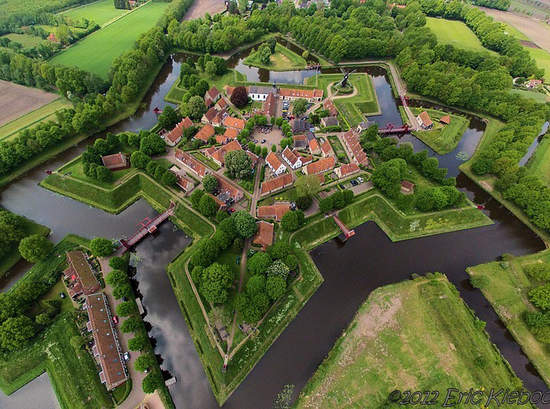 荷蘭《五芒星小島》島的正中央莫非是... 荷蘭《五芒星小島》島的正中央莫非是...