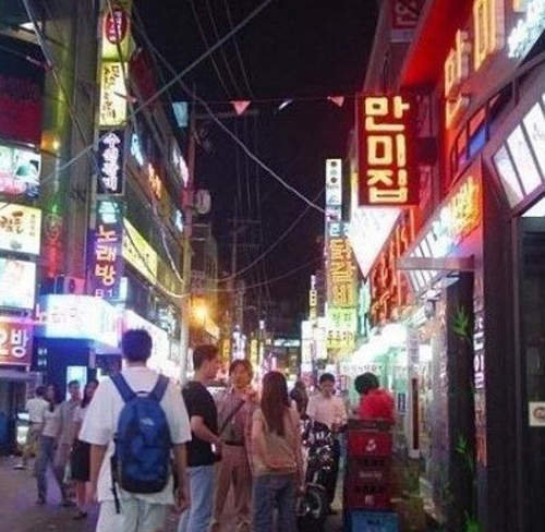 《十幾年前的首爾街頭》學校附近都被啤酒屋佔領啦～