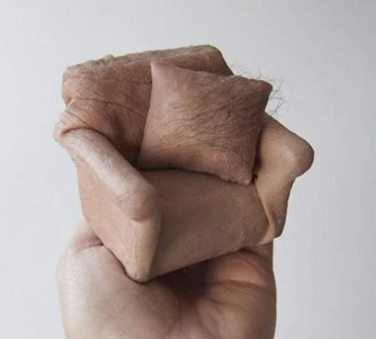 有點獵奇的《人皮家具模型》會嚇死人吧.... 有點獵奇的《人皮家具模型》會嚇死人吧....