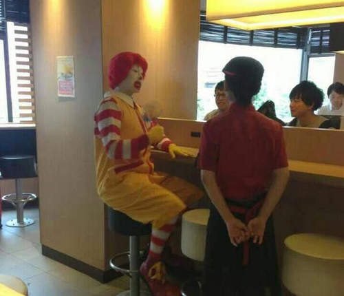 麥當勞叔叔人氣下滑?專程來店卻沒有任何小朋友來看他ww 麥當勞叔叔人氣下滑?專程來店卻沒有任何小朋友來看他ww
