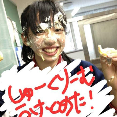 《顏面泡芙》日本高中女生間的新~生日慶祝法 《顏面泡芙》日本高中女生間的新~生日慶祝法