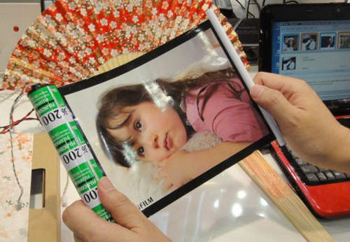 超炫的未來《捲軸式喇叭》讓你邊捲邊播音樂超好玩～