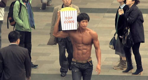 《另類宣傳》刷對卡就有猛男來餵你吃爆米花？>///<