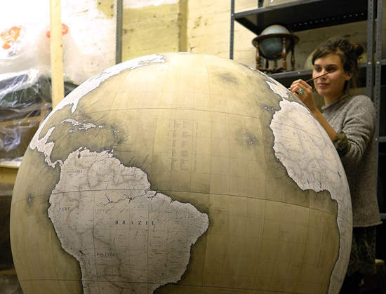 《地球儀工廠》有沒有想過地球儀是怎麼煉出來的? 《地球儀工廠》有沒有想過地球儀是怎麼煉出來的?