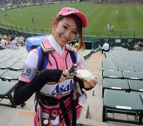 棒球場上的酒促妹　揹著大桶子跑上跑下的~辛苦了
