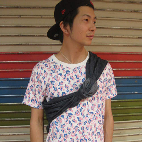 襯衫的《斜肩披掛》穿搭正在日本流行中？