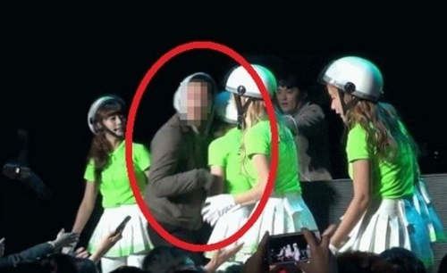 Crayon Pop《舞台襲胸事故》？一上台就抓住人家的......>///<