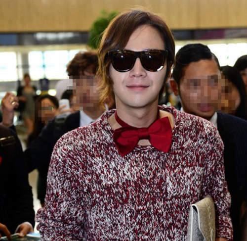 美男《張根碩》私服　蝴蝶結是寵物項圈嗎>///<