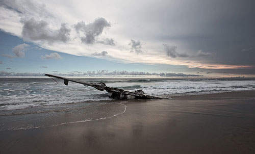 《飛機失事照》劫後餘生的飛機殘骸 《飛機失事照》劫後餘生的飛機殘骸