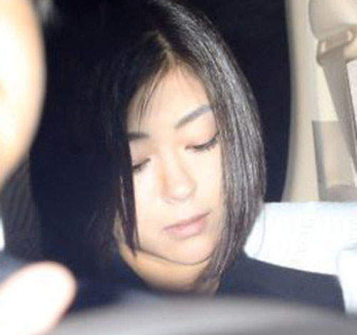 低頭不語的宇多田光 出現在告別式見母親最後一面 低頭不語的宇多田光 出現在告別式見母親最後一面