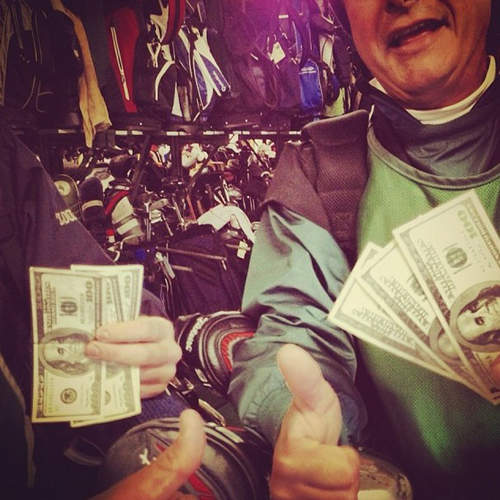 美國「慷慨男子」出沒 拿到超高額小費算你好運~ 美國「慷慨男子」出沒 拿到超高額小費算你好運~