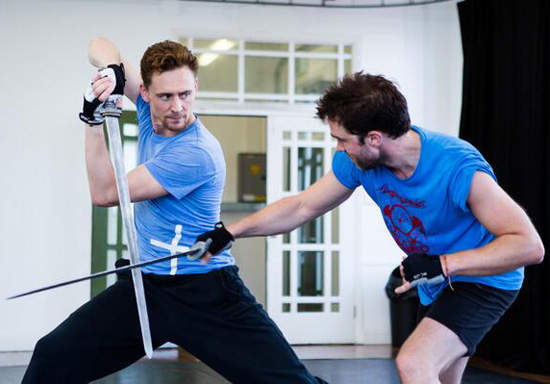 Tom Hiddleston練劍畫面 他的下一部戲是~? Tom Hiddleston練劍畫面 他的下一部戲是~?