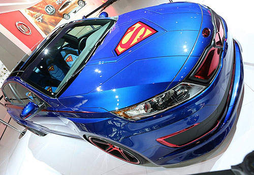 超人版《Kia Optima Hybrid》以後可以在車車上變裝了～(誤)