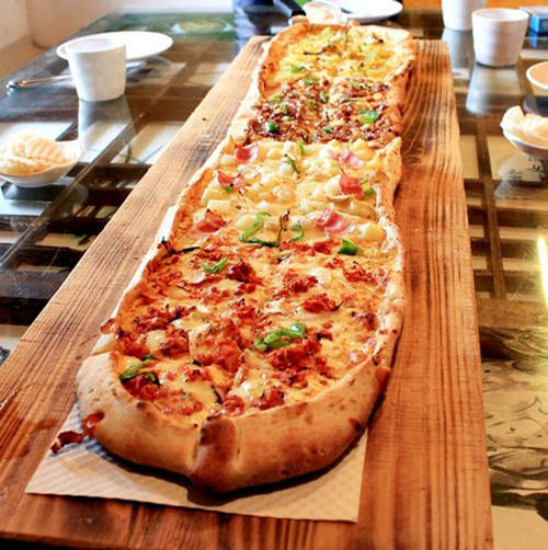 《一公尺披薩》四種口味一次滿足～