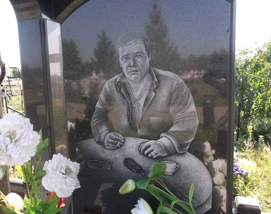 俄羅斯黑幫的墓碑新風潮：等身大素描墓碑